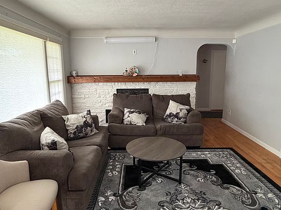 3rd image of 3998 Pardee Ave