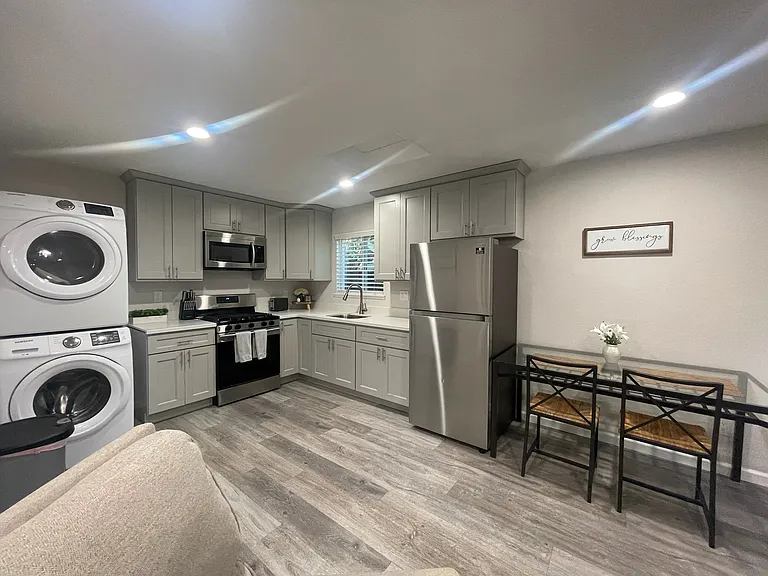 392 Menker Ave #3 — Photo 4