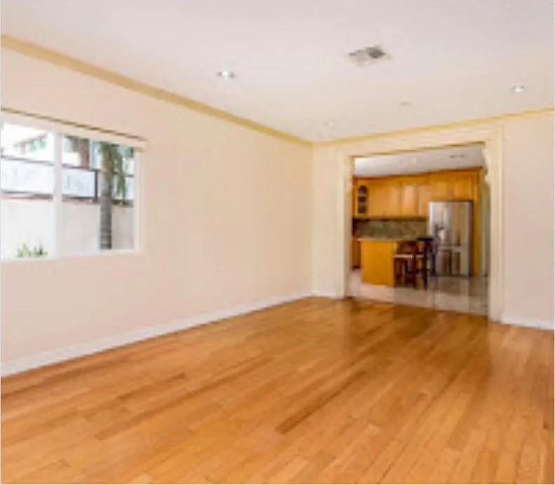 1065 Allen Ave — Photo 2