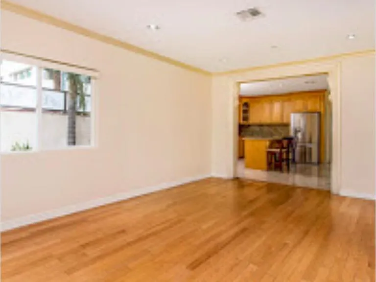 1065 Allen Ave — Photo 2