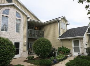 W240N2520 E Parkway Meadow Cir, Pewaukee, WI 53072