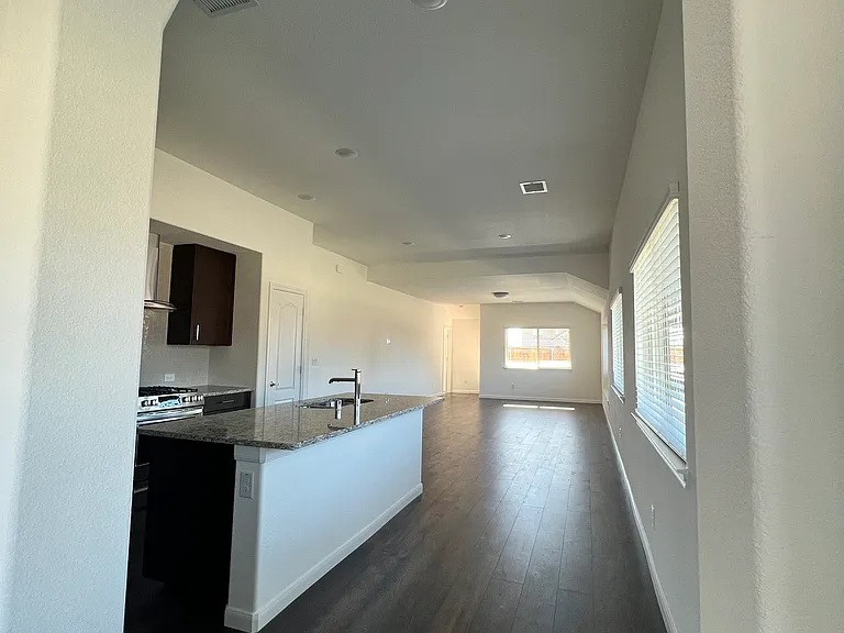 1204 Sumner St — Photo 3