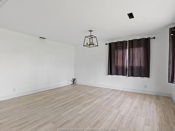 3rd image of 51 Balaclava St S