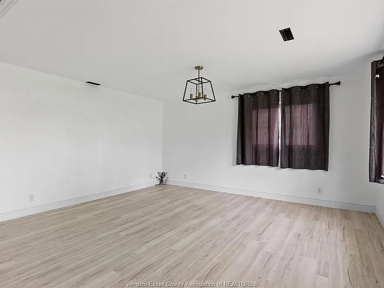 51 Balaclava St S — Photo 3