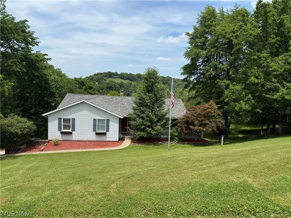 2187 Golfview Dr NE, New Philadelphia, OH 44663