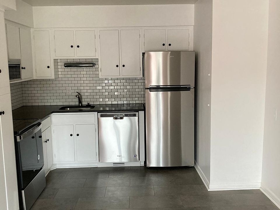 Kitchen - new stainless steel appliances w/ granite counter tops