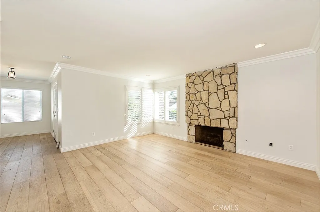 4 bed, 2356 sqft, $4,900 — Photo 2