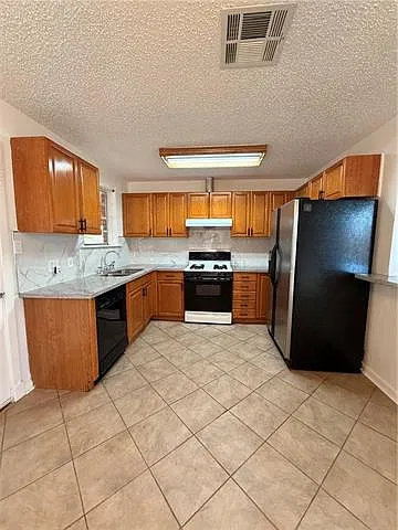 3 bed, 1.0 bath, 900 sqft, $1,800 — Photo 2