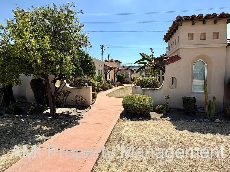 Studio Cottage in a Great Area! Move In Special $1000 Off 1st Month's Rent! — Photo 3