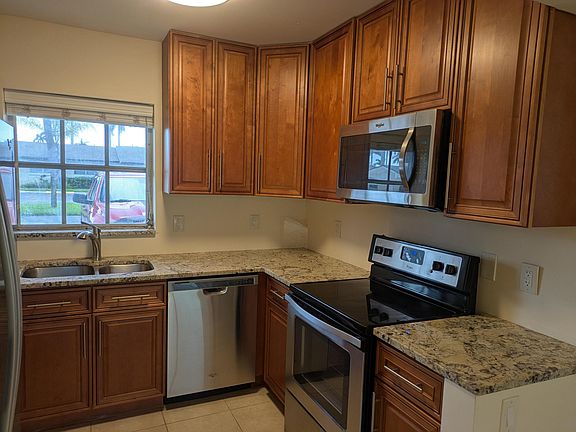 4th image of 2771 Ashley Drive E #J