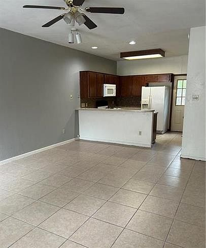 2nd image of 1221 W Hopkins St #1-13-1