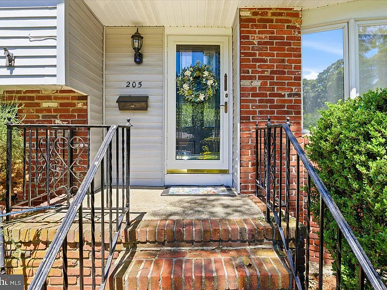 205 Euclid Ave — Photo 8
