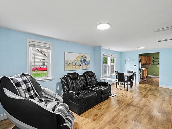 4th image of 933 Benjamin Ave NE