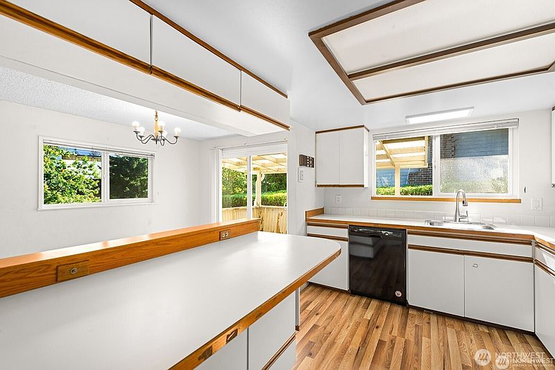 4th image of 14221 SE 10th Place