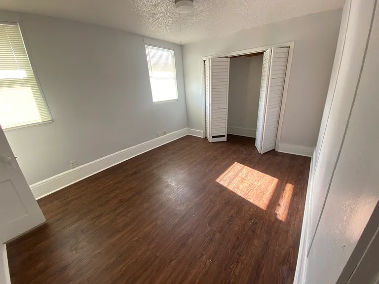 2512 N Dixie Fwy — Photo 22