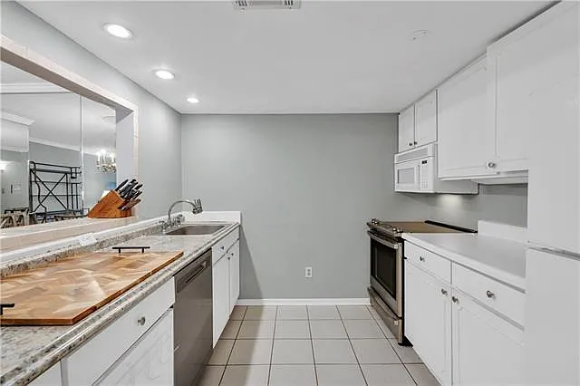 3201 Saint Charles Ave #220 — Photo 12