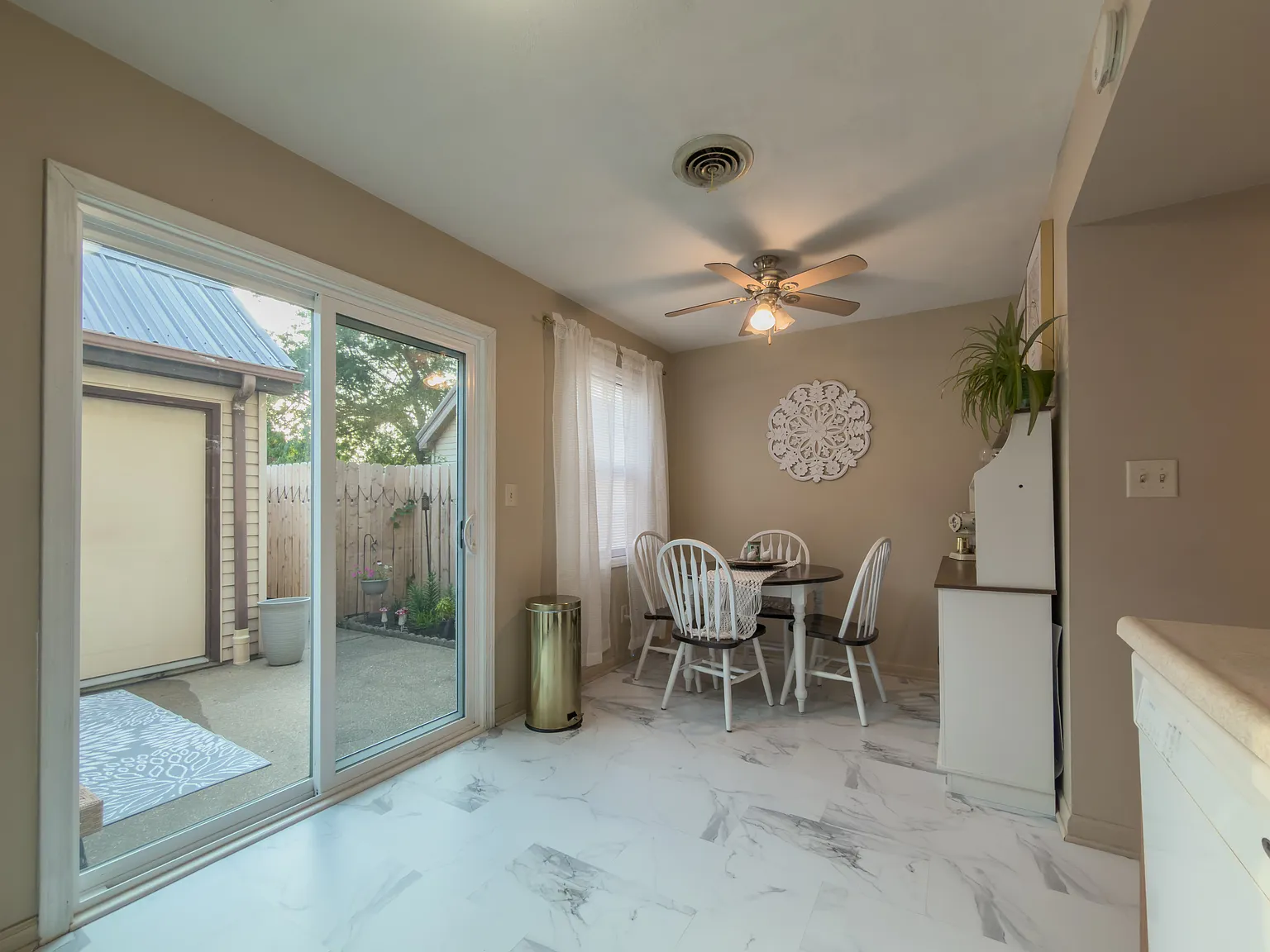 2 bed, 1.5 bath, 900 sqft, $1,100 — Photo 3