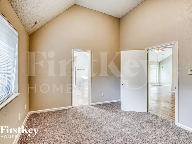 1055 Margate Dr — Photo 12