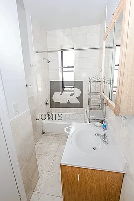 Rented by Jonis Realty | media 30