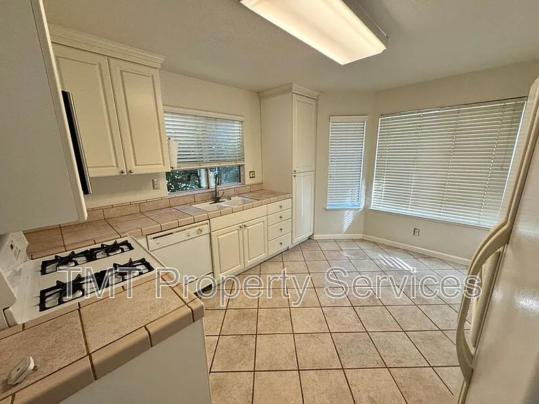 204 Sapphire Ct — Photo 4