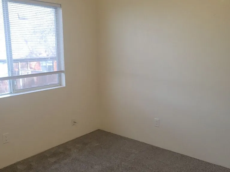 2039 Campus Dr — Photo 9