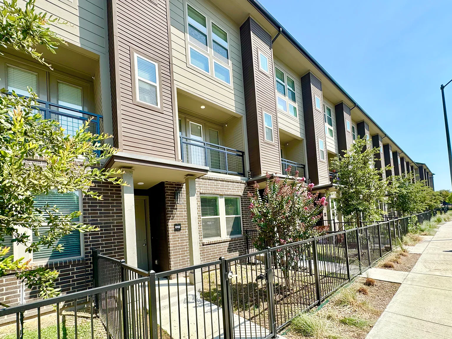 3 bed, 2.5 bath, 1631 sqft, $3,434 — Photo 1