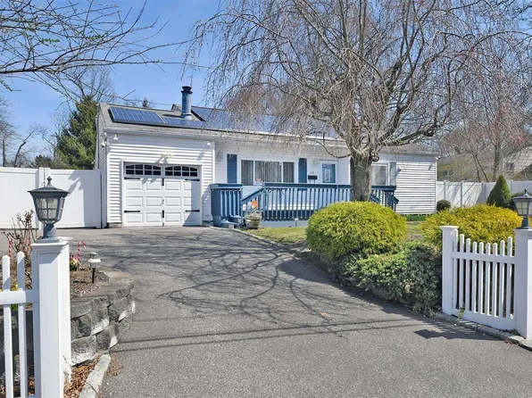 52 Foxwood Drive, Huntington Station, NY 11746