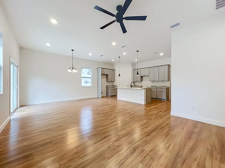 2250 W 13th St — Photo 12