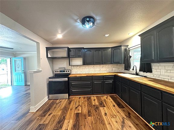 2nd image of 2402 Oak Dr