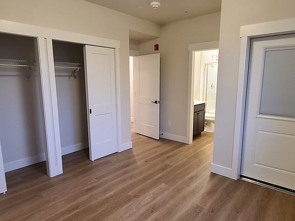 4th image of 810 Cooley St #103