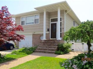75 Sunrise Dr, Lynbrook, NY 11563