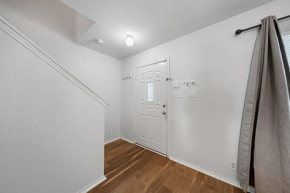 Bright 3-Bed Home with Garage, Fenced Yard, and Modern Comforts 10119 Trailhead Pass, San Antonio — Photo 4