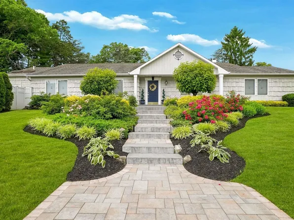 63 Stonehurst Lane, Dix Hills, NY 11746