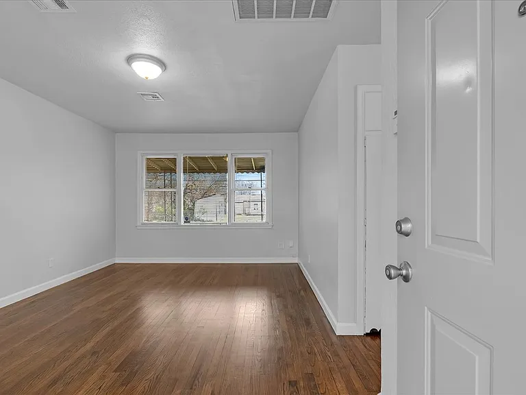 1439 N Olympia Ave — Photo 24
