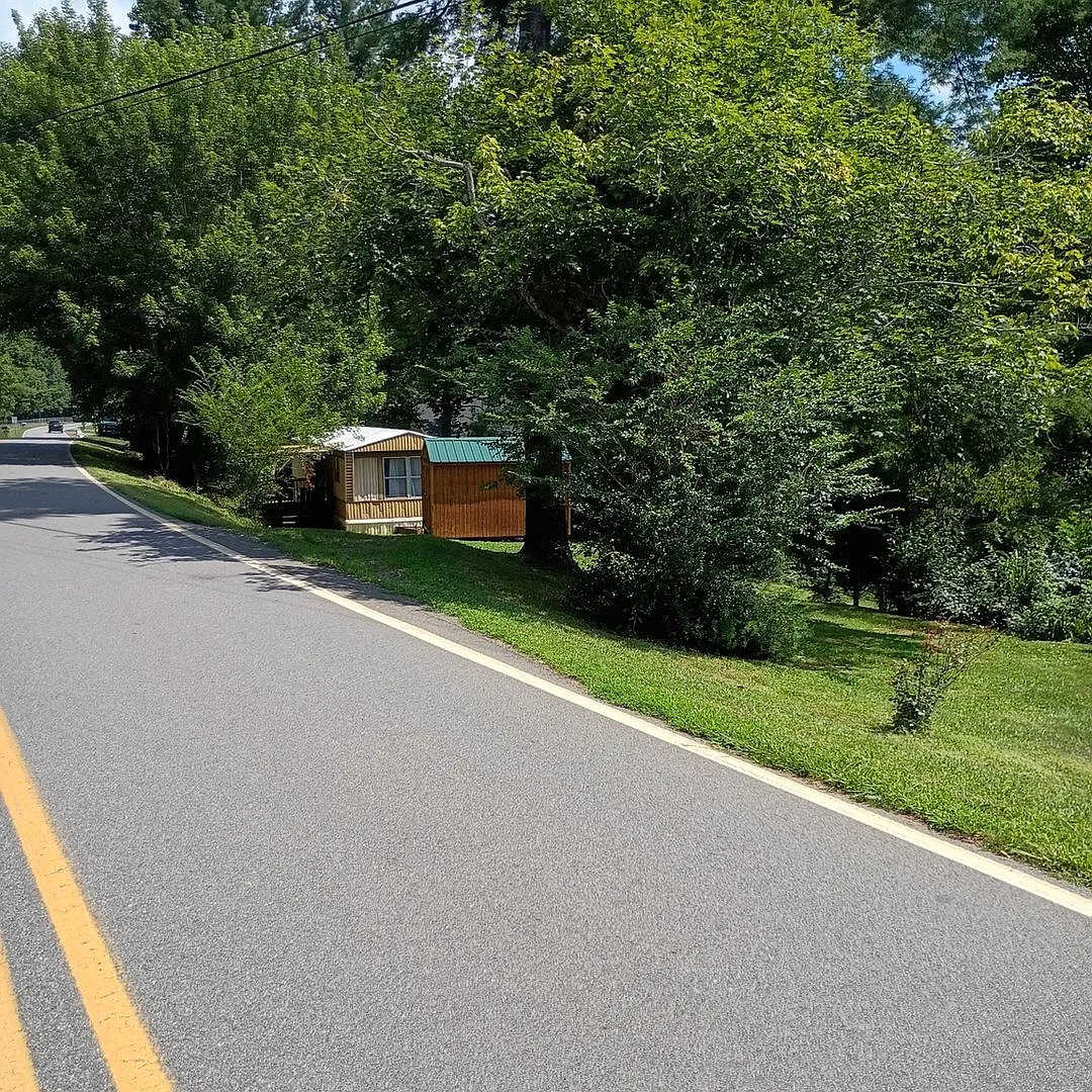 Charming 2BR House in Weaverville — Photo 2