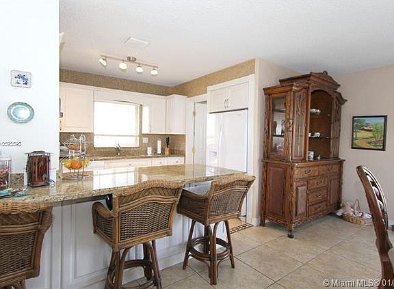 4th image of 3332 Village Green Dr