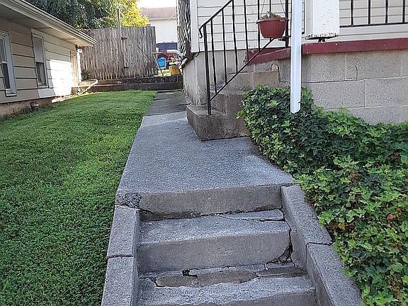 2nd image of 558 N Spring St