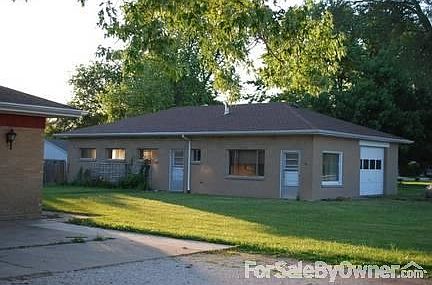 3rd image of 1526 E Elm St