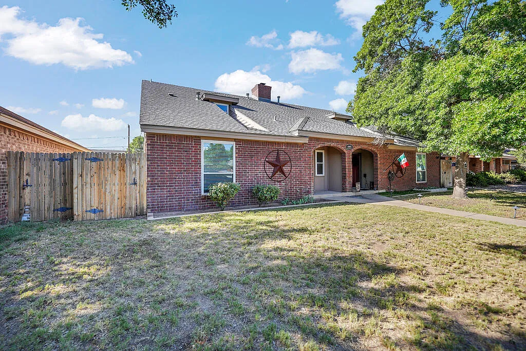 3 bed, 3.0 bath, 2010 sqft, $3,000 — Photo 3