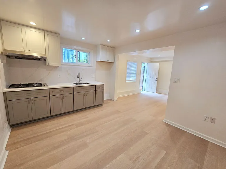 494 Madrid St — Photo 3