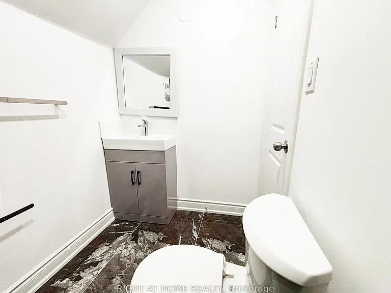 11 Holton Ave N #UPPER — Photo 40