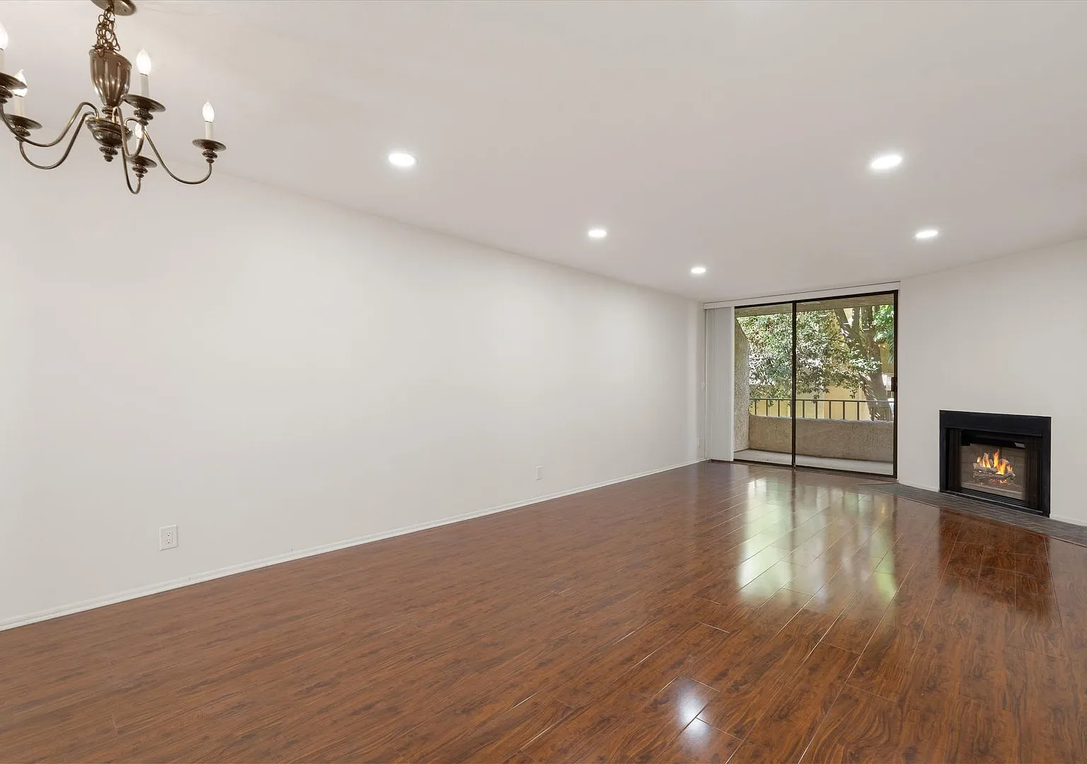 Gorgeous 2 bed 2 bath in Monterey Hills — Photo 2