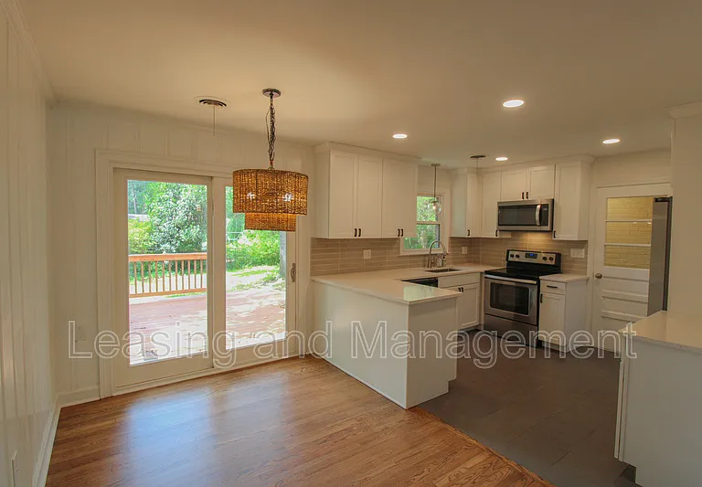 927 Holly Ct — Photo 4