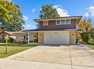 1811 N Aspen Dr, Mount Prospect, IL 60056