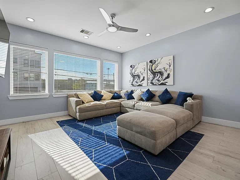 2413 Pease St — Photo 17