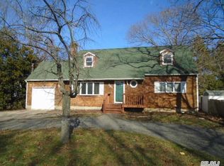 581 S Country Rd, East Patchogue, NY 11772