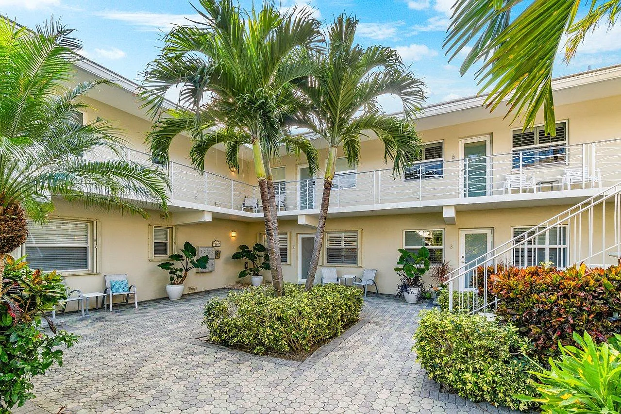 100 Venetian Dr — Photo 3