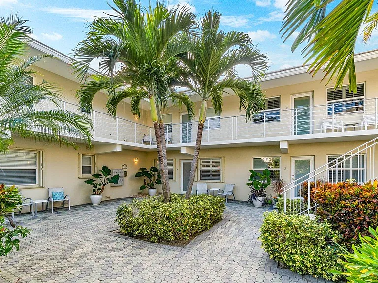 100 Venetian Dr #9 — Photo 3