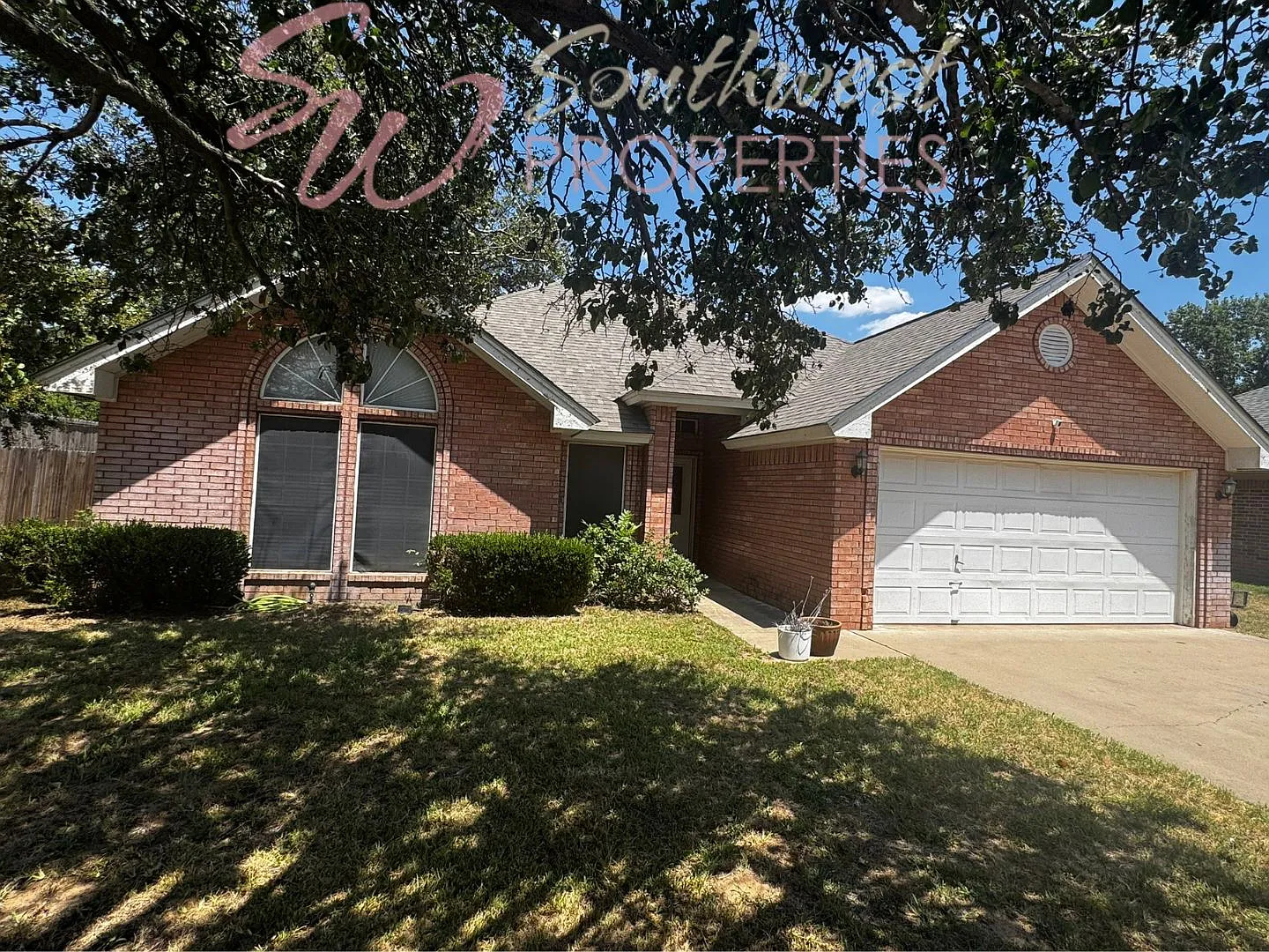 4 bed, 2.0 bath, 1576 sqft, $2,200 — Photo 1