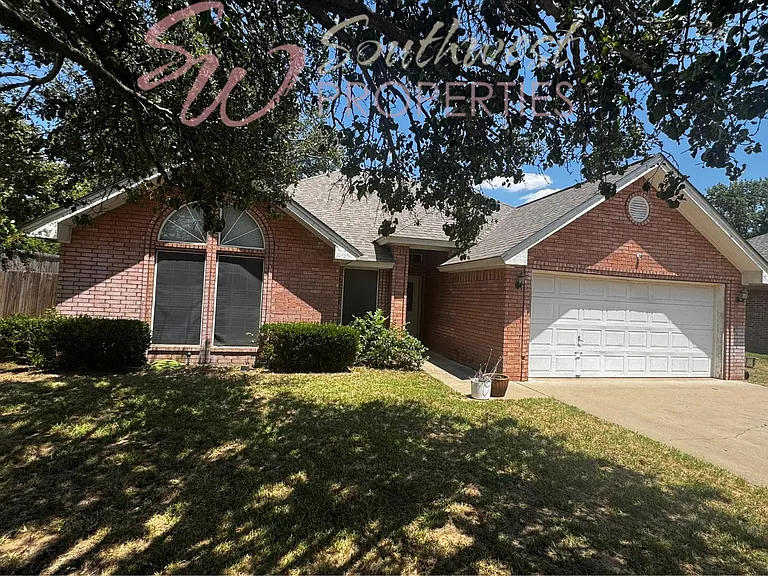 1449 Oakwood Dr — Photo 1